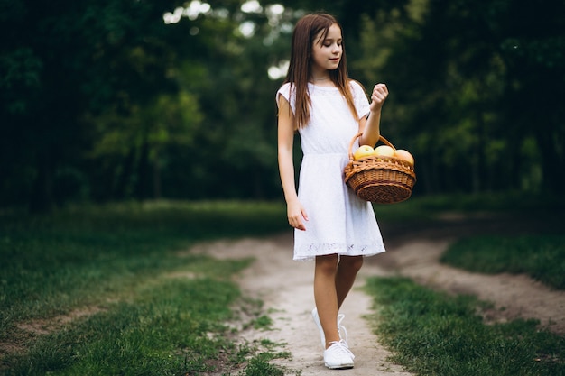 Mignonne Petite Fille Avec Panier De Fruits Photo Gratuite Mignonne Petite Fille Avec Panier De Fruits Photo Gratuite