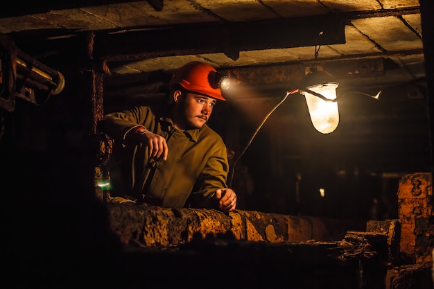 Un Mineur Fatigue Dans Une Mine De Charbon Regarde La Lumiere Travailler Dans Une Mine De Charbon Photo Premium