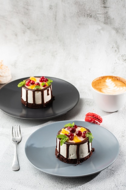 Mini Gateau Souffle Rond Aux Fruits Et Glacage Au Chocolat Sur Topc Sur Fond De Marbre Fond D Ecran Pour Patisserie Ou Menu De Cafe Verticale Photo Premium