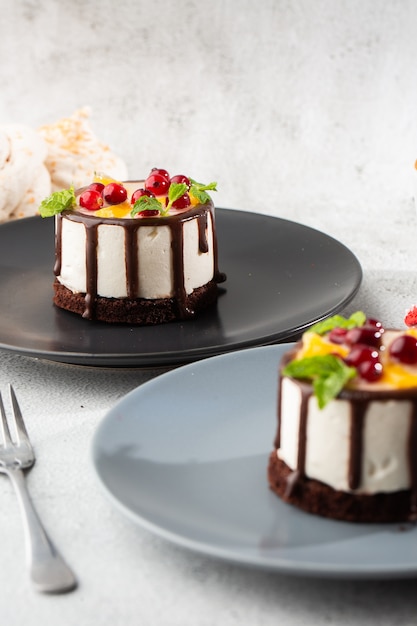 Mini Gateau Souffle Rond Aux Fruits Et Glacage Au Chocolat Sur Topc Sur Fond De Marbre Fond D Ecran Pour Patisserie Ou Menu De Cafe Verticale Photo Premium