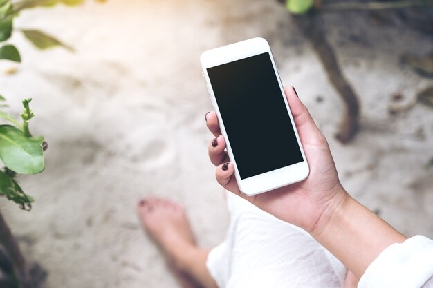 Mockup téléphone intelligent avec la main des gens Photo Premium
