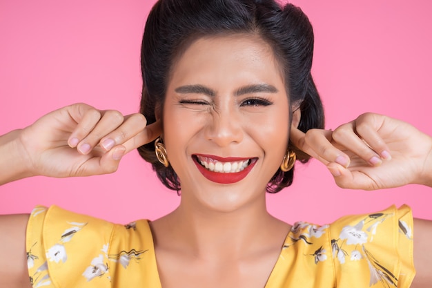 Mode femme main couvrir ses oreilles Photo gratuit