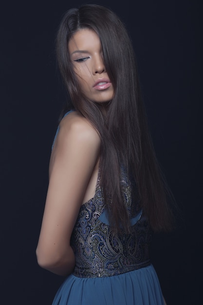 Mode portrait de femme élégante Photo gratuit