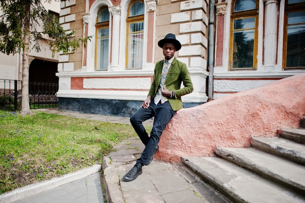 Mode Portrait D Homme Afro Americain Noir Sur La Veste De Velours Vert Et Un Chapeau Noir S Asseoir Sur Le Vieux Manoir De Fond D Escaliers Photo Premium