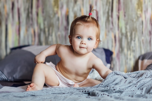 Mois De Bebe Aux Yeux Bleus Mignon Souriant Au Lit A La Maison Photo Gratuite