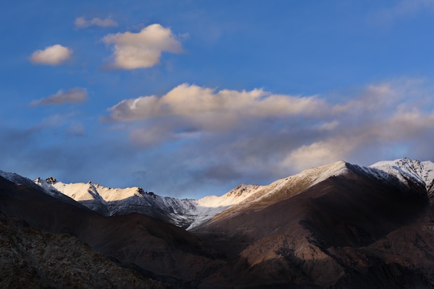 La montagne himaraya avec ciel bleu Photo Premium