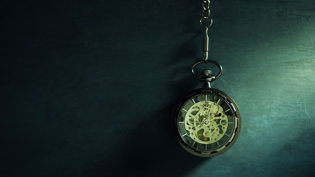 Montre de poche suspendue au tableau noir et au soleil du matin. notion de temps et d'éducation. Photo Premium