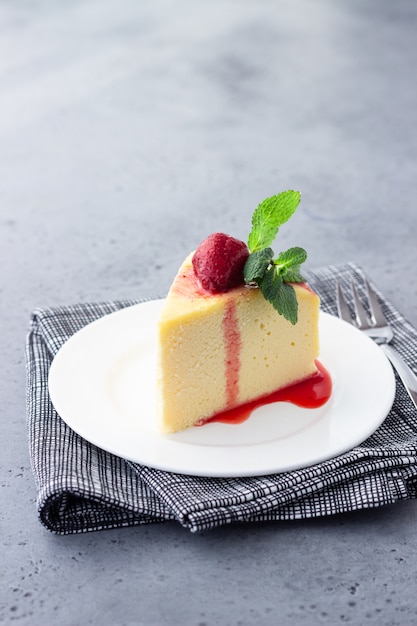 Un morceau de cheesecake de coton japonais à la menthe et à la fraise. Photo Premium