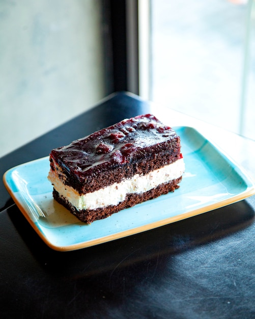 Morceau De Gateau Au Chocolat A La Creme Sur Une Plaque Bleue Photo Gratuite