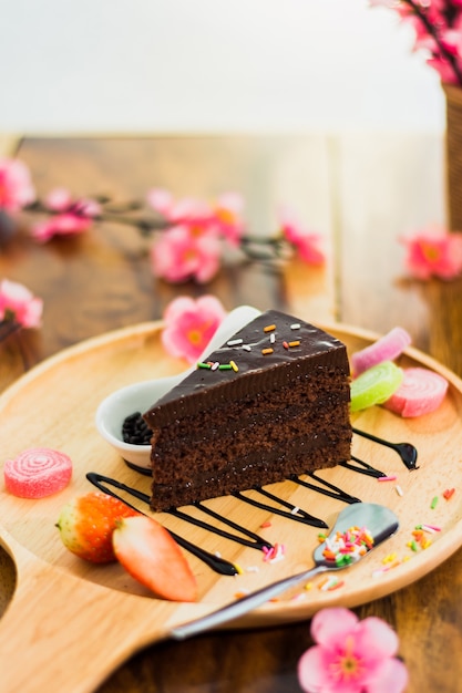 Morceau De Gateau Au Chocolat Avec Une Garniture Sucree Photo Premium