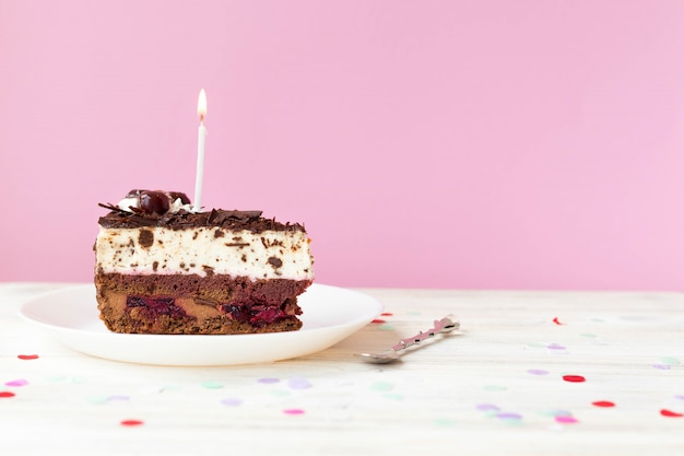 Un Morceau De Gateau Avec Une Bougie Une Tarte Pour Un Anniversaire Un Espace Pour Le Texte Photo Premium