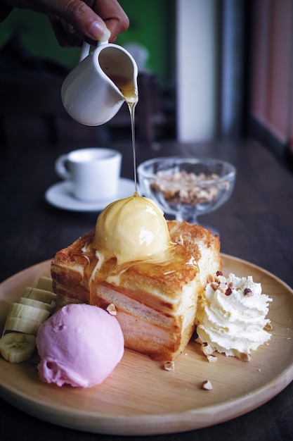 Morceau De Gateau Avec Des Boules De Creme Glacee Photo Gratuite