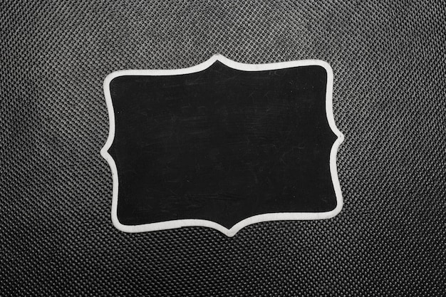 Des morceaux de papier noir simulent la vue de dessus sur fond noir Photo Premium