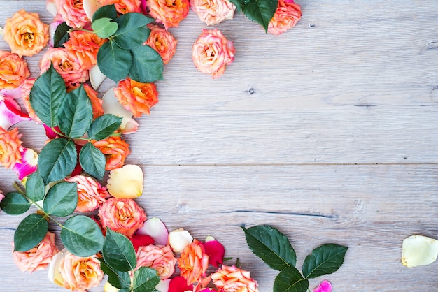 Motif floral, cadre composé de roses sur fond en bois. plat poser, vue de dessus. saint valentin b Photo Premium