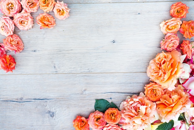 Motif floral, cadre composé de roses sur fond en bois. plat poser, vue de dessus. saint valentin b Photo Premium