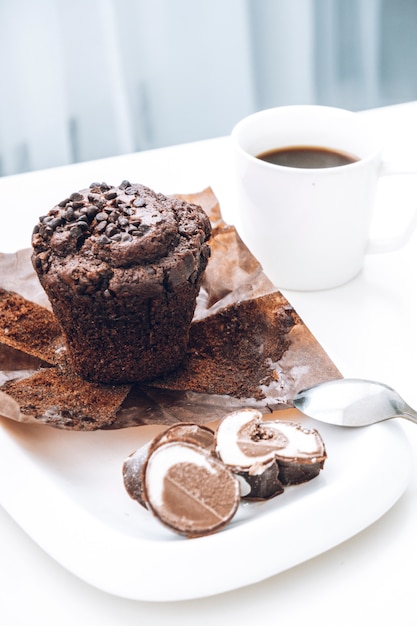 Muffin Au Chocolat Avec Creme Glacee Et Cafe Noir Pour Le Petit Dejeuner Gateau Au Chocolat Photo Premium