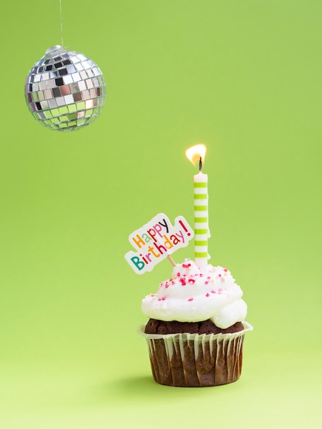 Muffin Avec Bougie Disco Globe Et Signe De Joyeux Anniversaire Photo Gratuite