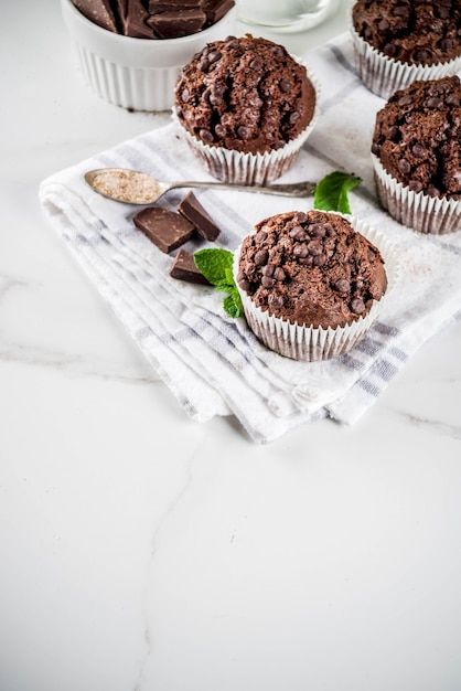 Muffins au chocolat et à la menthe faits maison avec thé à la menthe Photo Premium