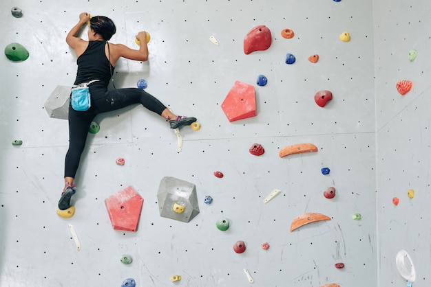 Mur D Escalade Femme Sportive Dans La Salle De Gym Telecharger