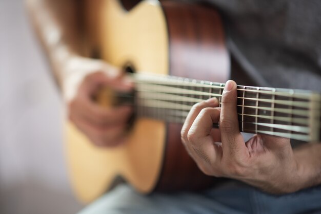 Musicien jouant de la guitare acoustique Photo Premium