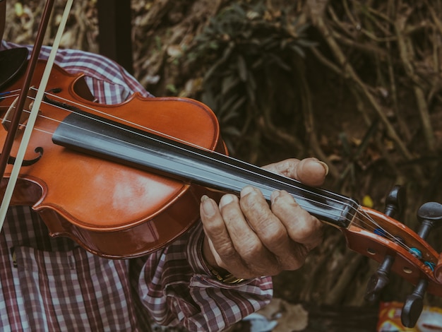 Musicien jouer du violon dans la nature, gros plan Photo Premium
