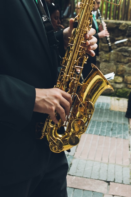  Musiciens  Jouant Du Saxo Et Du Hautbois  Dans La Rue 