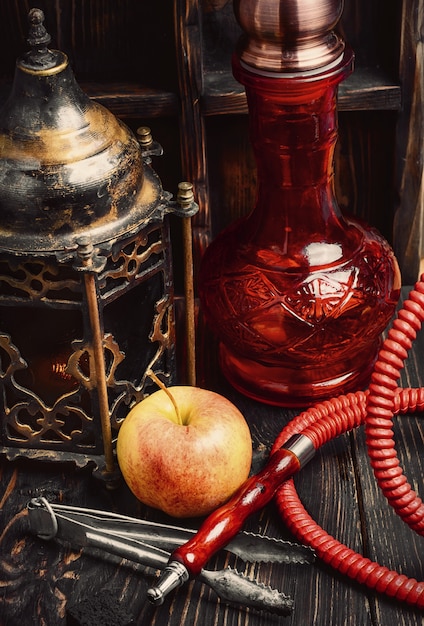 Narguilé de fumer est avec une saveur de fruits. tabac shisha à la menthe. Photo Premium