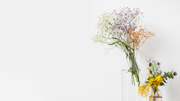 Nature morte de fleurs avec fond Photo gratuit