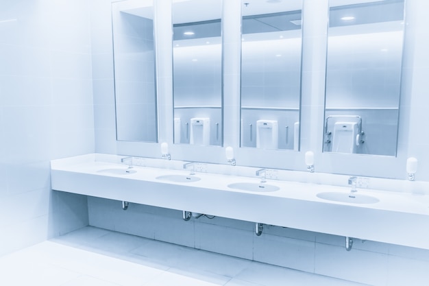 Nettoyer nouvelle rangée de lavabo de toilette intérieur moderne de couleur bleue avec douchette dans la salle de bain Photo Premium