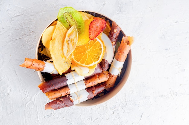 Nombreuses variétés de chips de fruits dans une boîte en bois ronde Photo Premium
