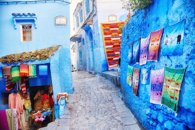 Nombreux souvenirs et cadeaux dans les rues de chefchaouen Photo Premium