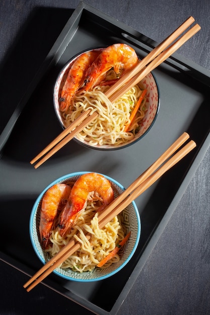 Nouilles instantanées fraîchement cuites. cuisine asiatique Photo Premium