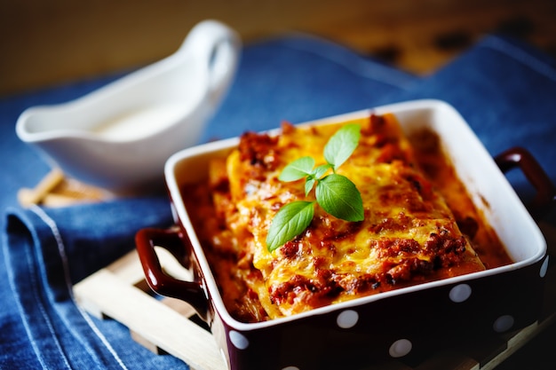 Nourriture italienne. assiette de lasagne. Photo Premium