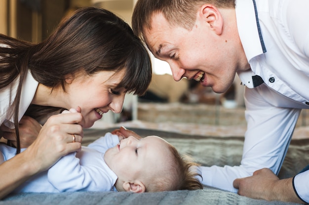 Nouveau Ne Allonge Sur Le Lit Maman Regarde Son Bebe Papa Regarde Son Bebe Petit Garcon Photo Premium