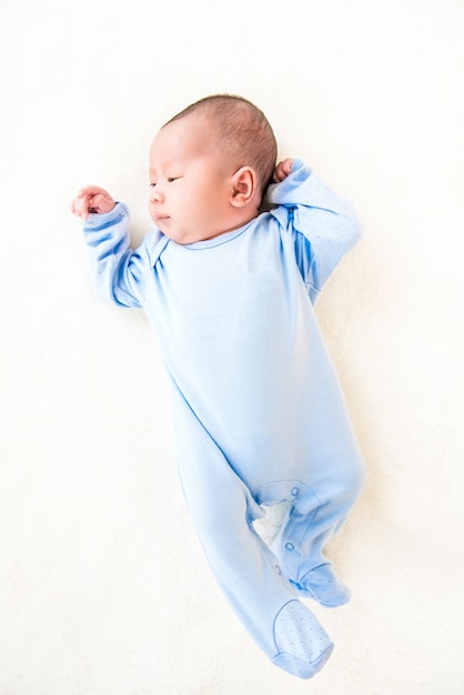 Nouveau Ne Beau Bebe Mignon Couche Sur Un Drap Blanc Photo Premium