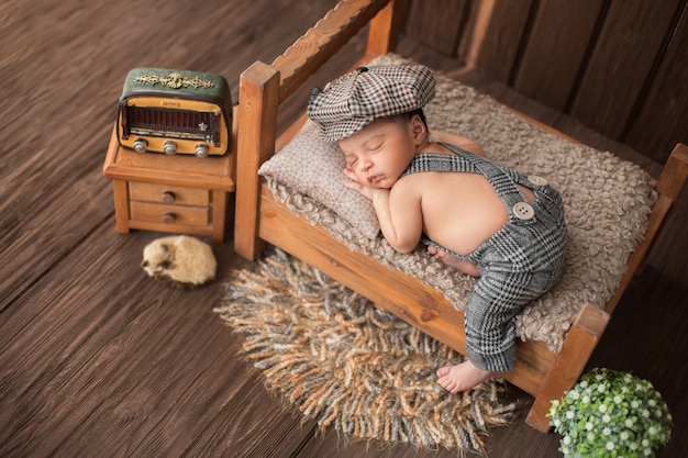 Nouveau Ne Bebe Garcon Dormant Dans Une Belle Chambre Qui Comprend Une Radio De Fleurs De Tapis Et Un Animal Mignon Photo Gratuite