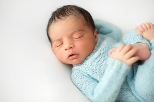 Nouveau Ne Bebe Garcon Endormi Sur Une Chaise Blanche En Crochet Bleu Mignon Photo Gratuite