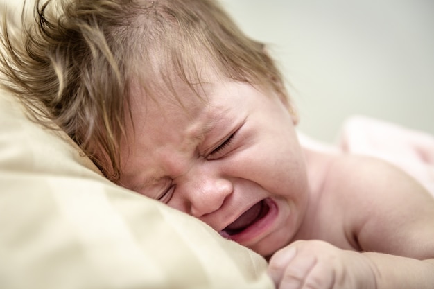 Nouveau Ne Bebe Pleure Enfant Nouveau Ne Fatigue Et Affame Au Lit Les Enfants Pleurent Literie Pour Les Enfants Enfant Qui Crie Photo Premium