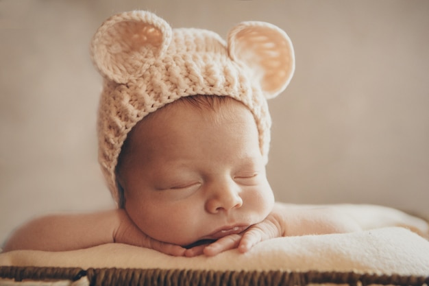 Un Nouveau Ne Dans Un Bonnet Tricote Avec Des Oreilles Imitation D Un Bebe Dans L Uterus Portrait D Un Nouveau Ne Le Concept De Sante Parentalite Journee Des Enfants Medecine Fiv Photo Premium