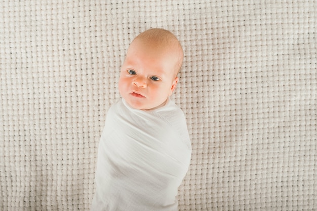 Nouveau Ne Dans Une Couche Blanche Se Bouchent Bebe Emmaillote Dans Une Couche De Mousseline Et Copiez L Espace Photo Premium