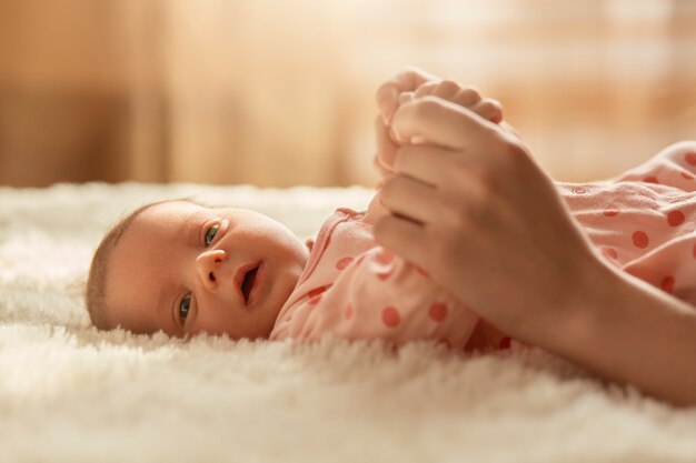 Nouveau Ne Mignon Bebe Couche Sur Le Lit Maman Sans Visage Tenant Les Mains De Son Enfant Mere Avec Enfant Amour De Maman Charmant Bebe Sur Une Couverture Moelleuse Blanche Photo Premium