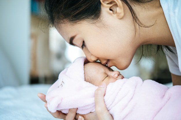 Nouveau Ne Qui Dort Dans Les Bras De La Mere Et Parfume Sur Le Front Du Bebe Photo Gratuite