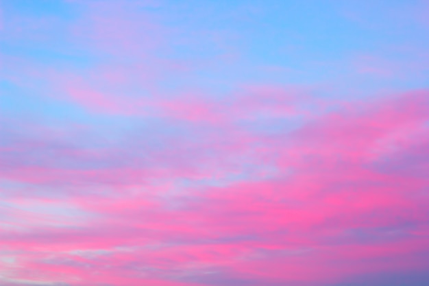 Nuages Roses Vifs Sur Un Ciel Bleu Au Coucher De Soleil Photo Premium