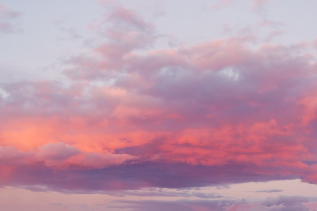 Nuages Roses Vifs Sur Un Ciel Bleu Au Coucher De Soleil Photo Premium