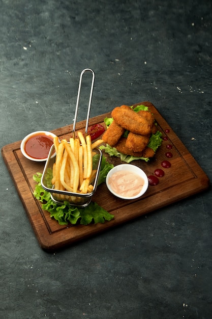 Nuggets de poulet avec frites et sauces Photo gratuit