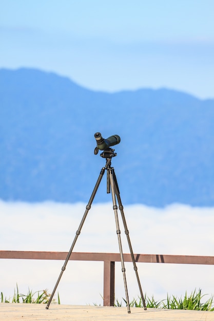 Observation d'un oiseau monoculaire ou longue-vue sur un trépied en forêt Photo Premium