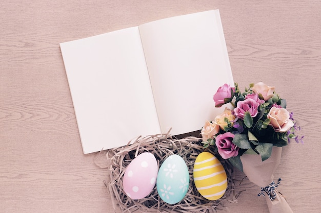 Oeufs De Pâques Pastel Et Coloré Sur Le Nid Avec Bouquet De