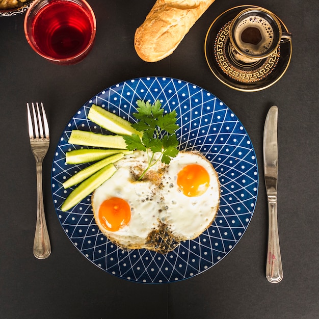 Omelette Frite Avec Des Tranches De Concombre Et De La Coriandre Sur La ...