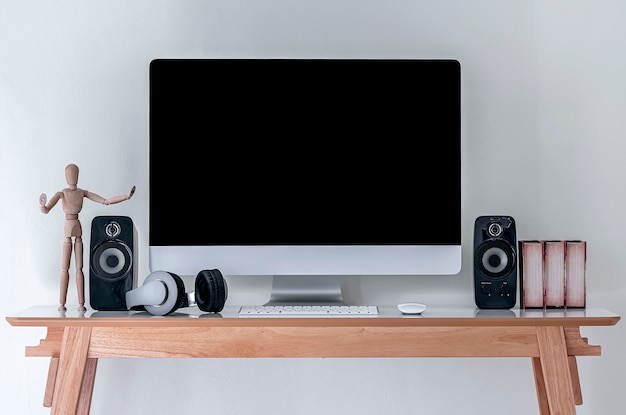 Ordinateur De Bureau Avec Ecran Noir Avec Haut Parleurs Et Casque Sur Table En Bois Photo Premium