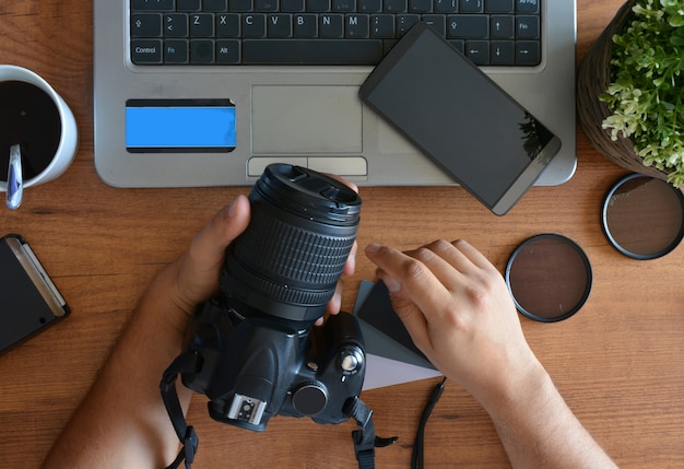 Ordinateur de bureau avec équipement de photographie, appareil photo, trépied, flash et ordinateur Photo Premium